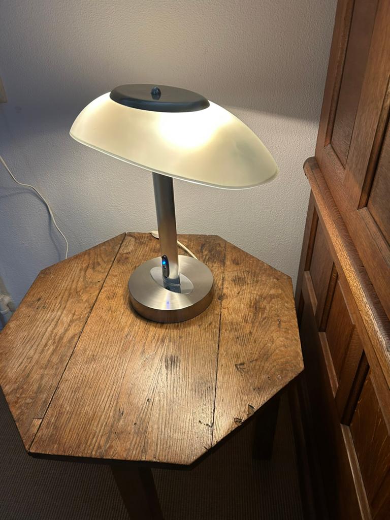 Postmoderne TAFELLAMP ||| Melkglas en RVS, Huis en Inrichting, Lampen | Tafellampen, Ophalen, Postmodern Chique, Glas, Zo goed als nieuw