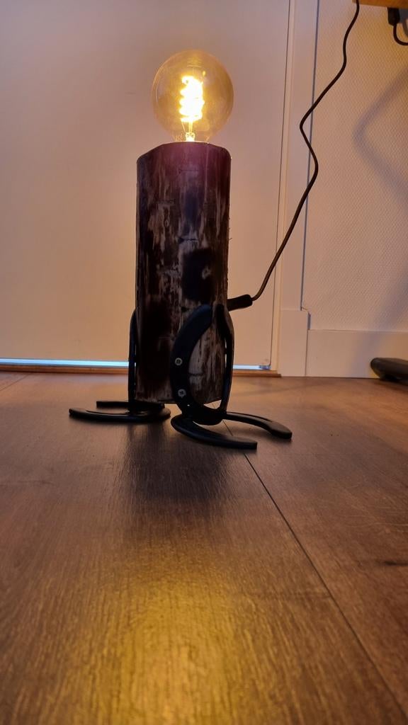 Unieke handgemaakte lamp van hout en hoefijzers, Minder dan 30 watt, Zo goed als nieuw, Rustiek, Industrieel, Landelijk, Soft of Flame