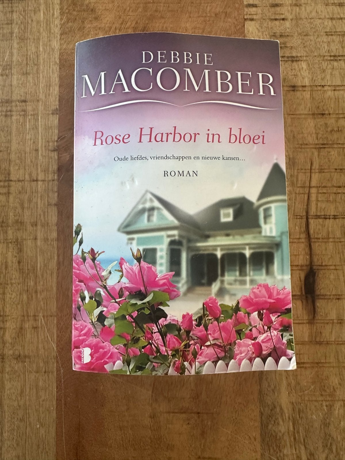 Rose Harbor in bloei - Debbie Macomber (Roman), Ophalen of Verzenden, Gelezen, Nederland