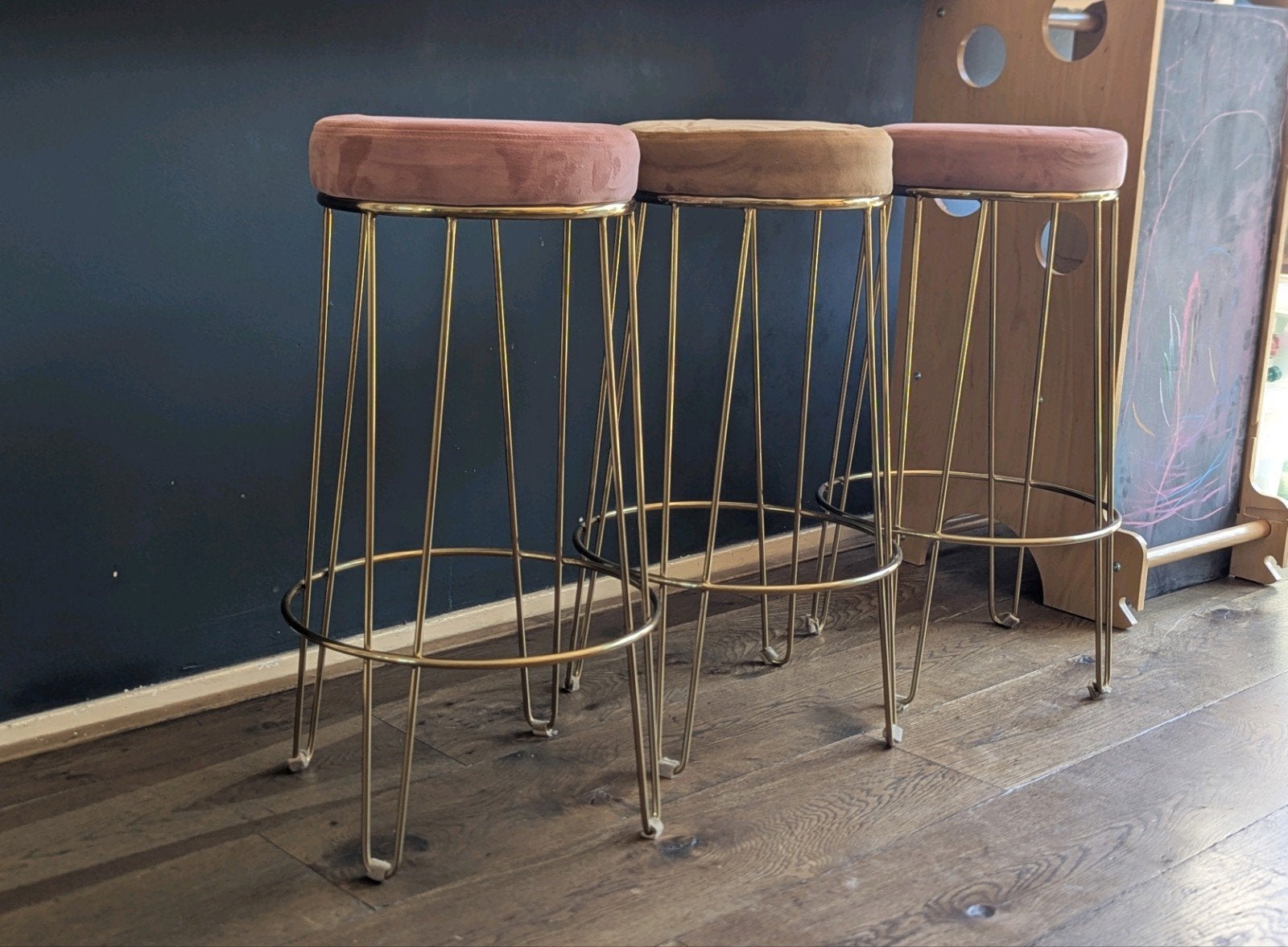 Set van 3 houden velvet barkrukken, Huis en Inrichting, Barkrukken, Ophalen, 60 tot 90 cm, Zo goed als nieuw, Metaal