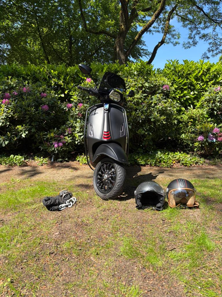Vespa Sprint Mat Zwart | Full Option | 50 km/u, Fietsen en Brommers, Scooters | Vespa, Ophalen, Zo goed als nieuw, Benzine, Vespa S