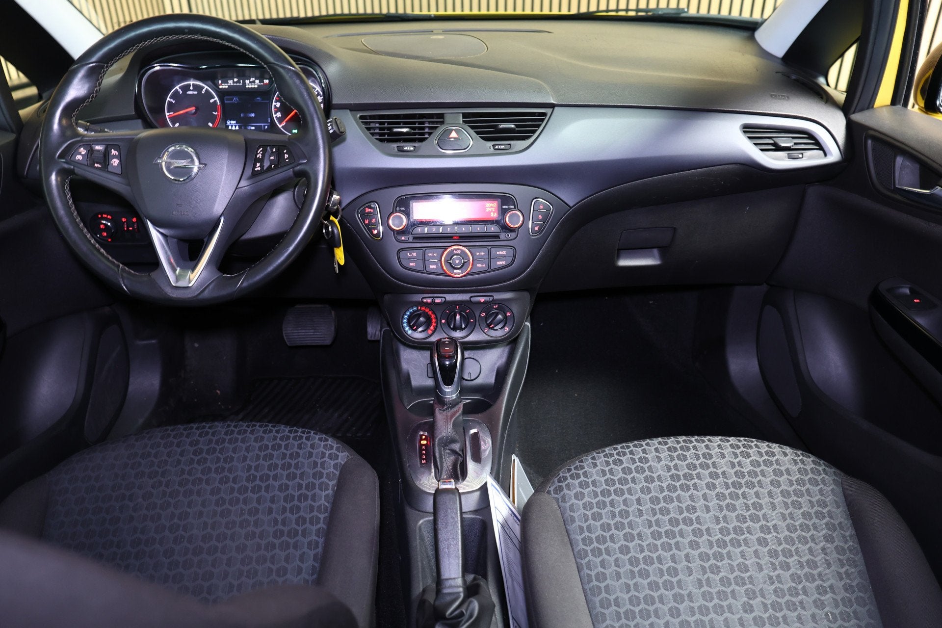 Opel Corsa 1.4 Color Edition AVM AUTOM AIRCO LANE PDC BLUETO, Auto's, Stof, 4 cilinders, Geel, Bedrijf