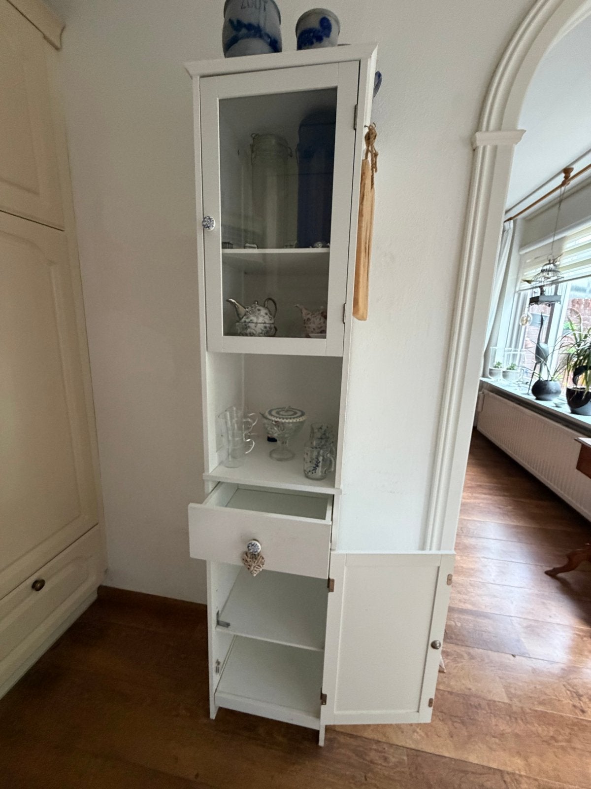 Witte vitrinekast met lade en deurtje, Ophalen, Minder dan 50 cm, Zo goed als nieuw, Met lade(s)