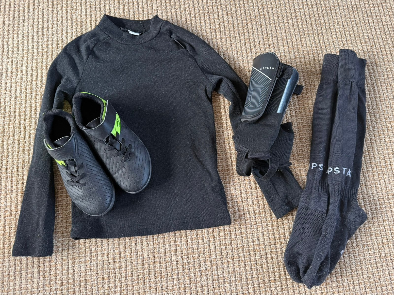 Voetbalschoenen, scheenbeschermers, sokken en thermo shirt, Maat XS of kleiner, Ophalen of Verzenden, Zo goed als nieuw, Shirt