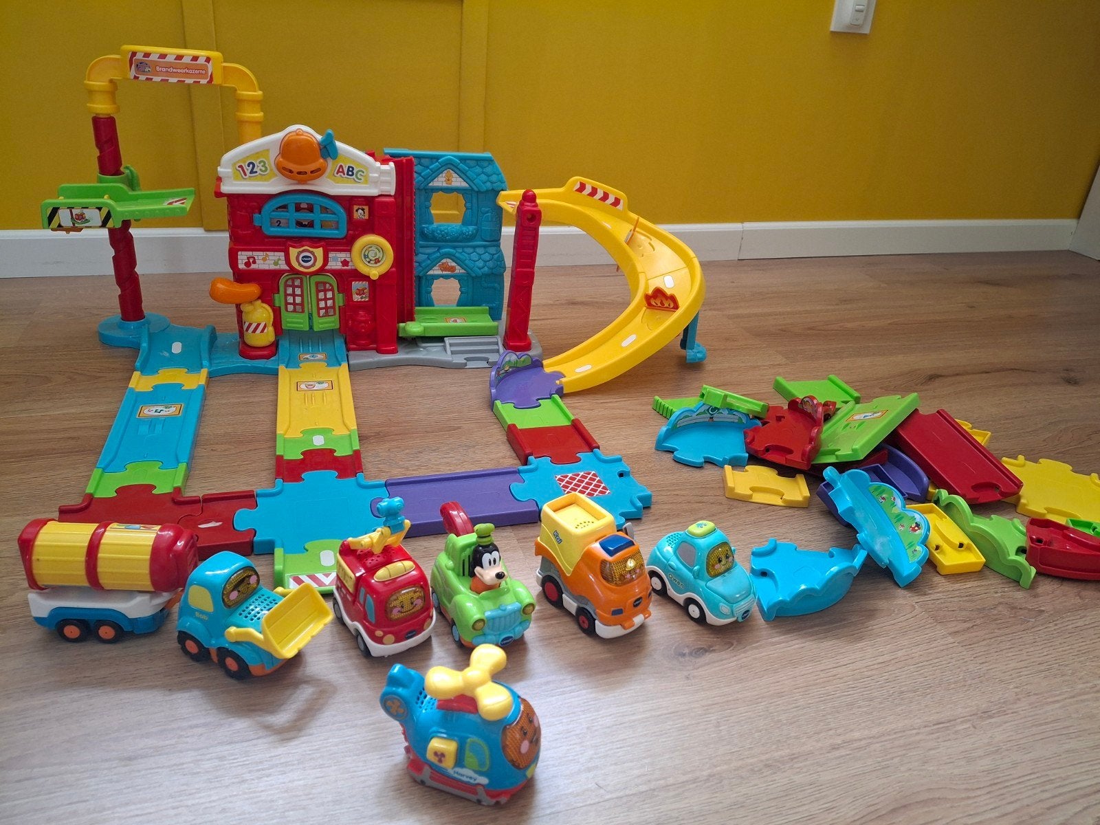 Vtech toet toet auto's brandweerkazerne en veel wegdelen, Ophalen, Zo goed als nieuw, 2 tot 4 jaar