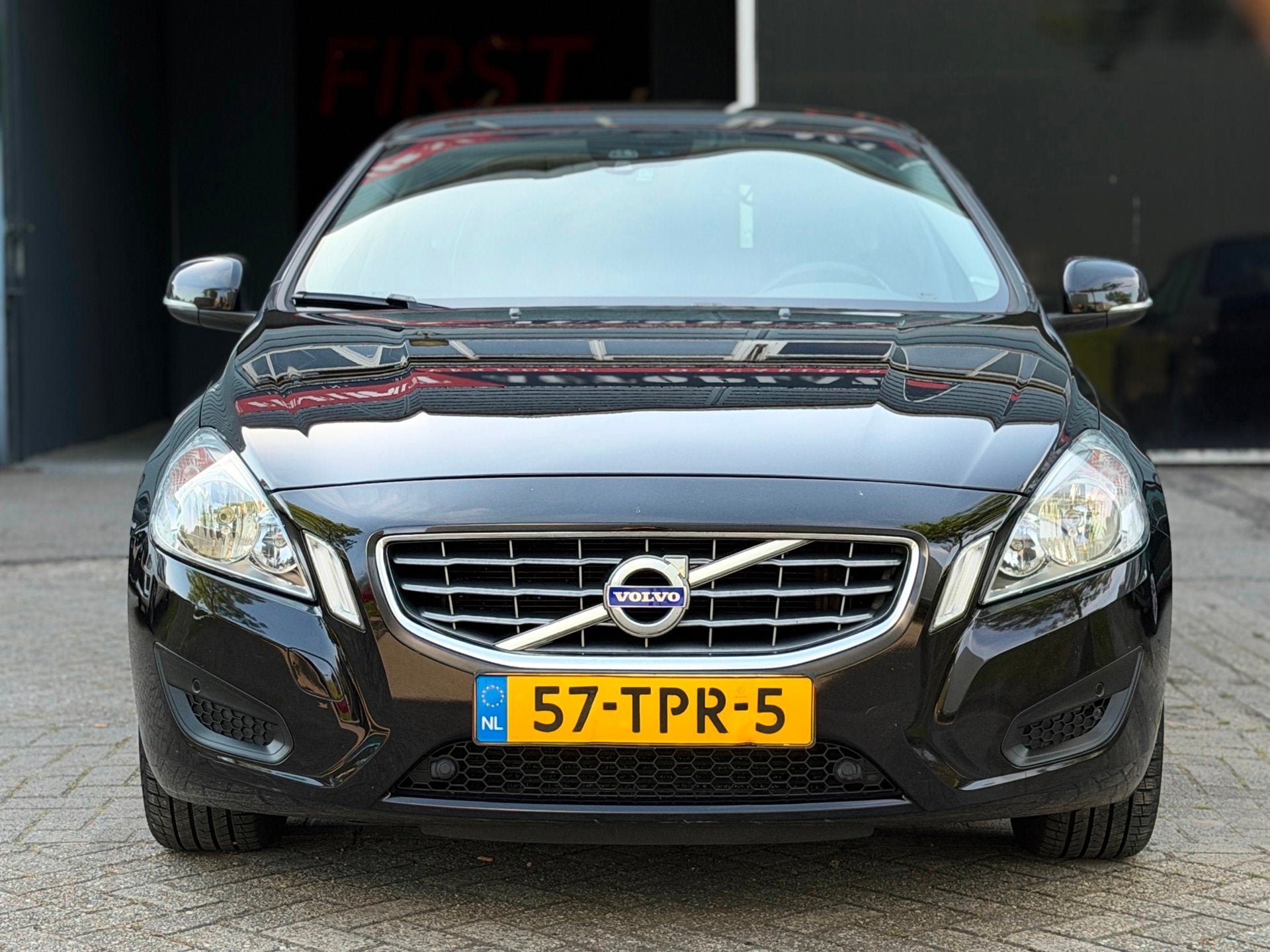 Volvo V60 1.6 T4 Momentum AUTOMAAT NAVI/CRUISE/PDC | KEURIGE, Stof, Gebruikt, Zwart, 4 cilinders