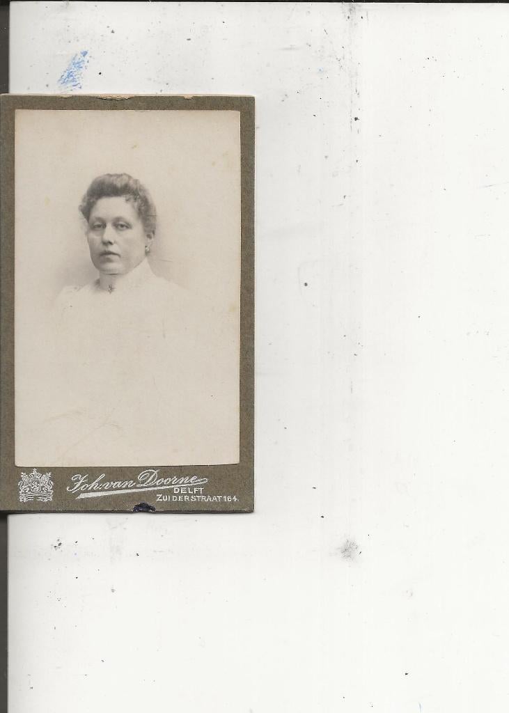 CdV Vrouw met wit gewaad Joh van Doorne, Ophalen of Verzenden, Voor 1920, Ongelopen, Zuid-Holland