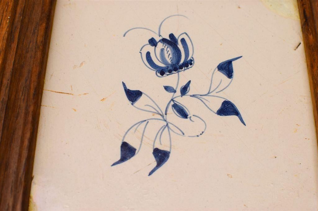 Wandtegel in houten lijstje met prent van een bloem 50635, Ophalen of Verzenden, Gebruikt