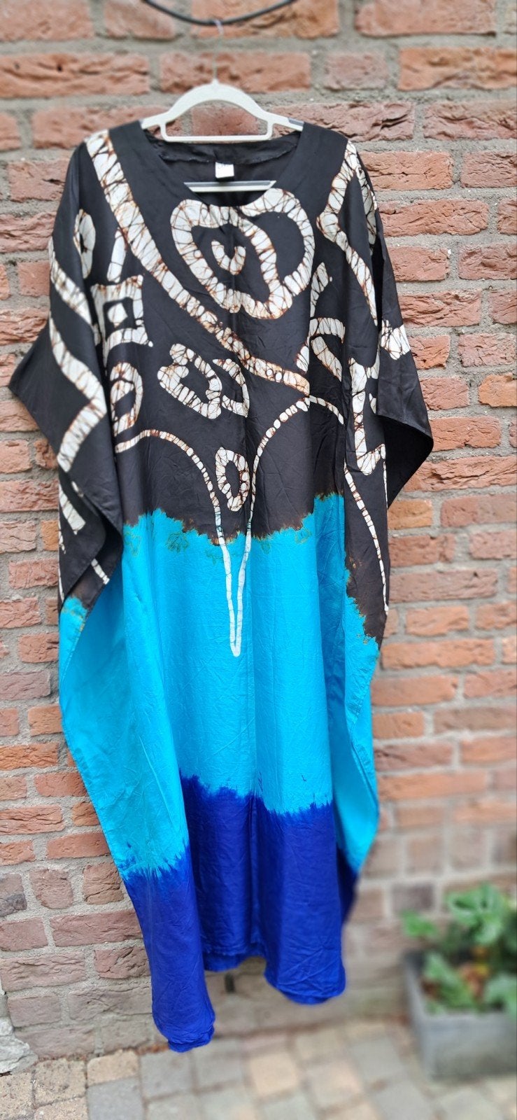 Zwarte en blauwe kaftan met batikprint, Kleding | Dames, Jurken, Yoland, Ophalen of Verzenden, Zo goed als nieuw, Zwart