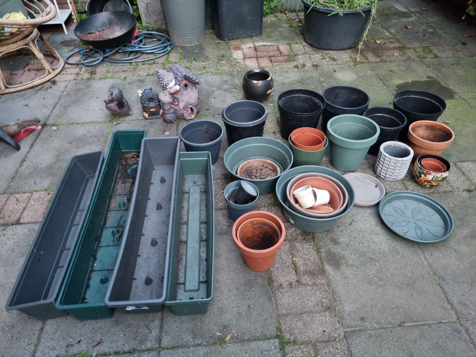 Plant Pots & Mini Houses / Bloempotten & Decoratieve Huisjes, Tuin en Terras, Ophalen, Zo goed als nieuw, Rond, Minder dan 30 cm