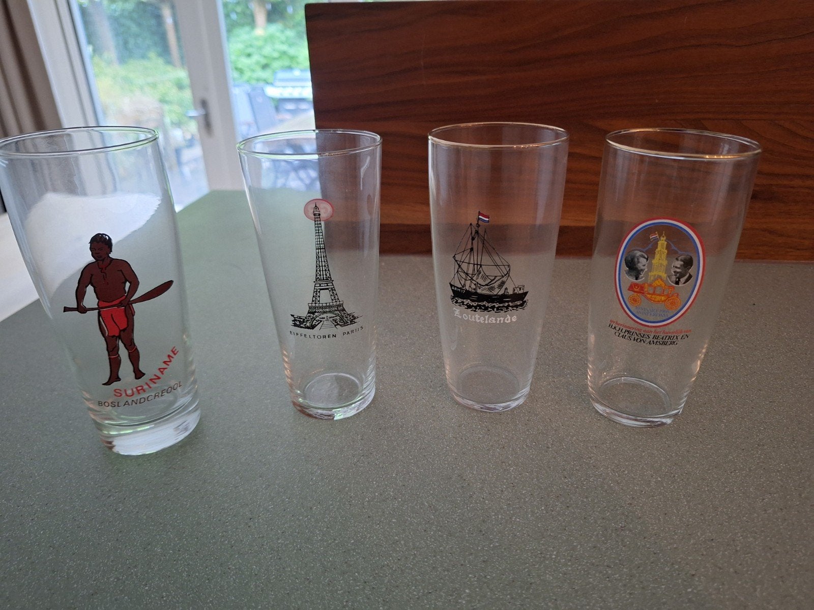 Oude bierglazen Eiffeltoren, Suriname, Huwelijk Beatrix, Ophalen of Verzenden, Zo goed als nieuw, Bierglas