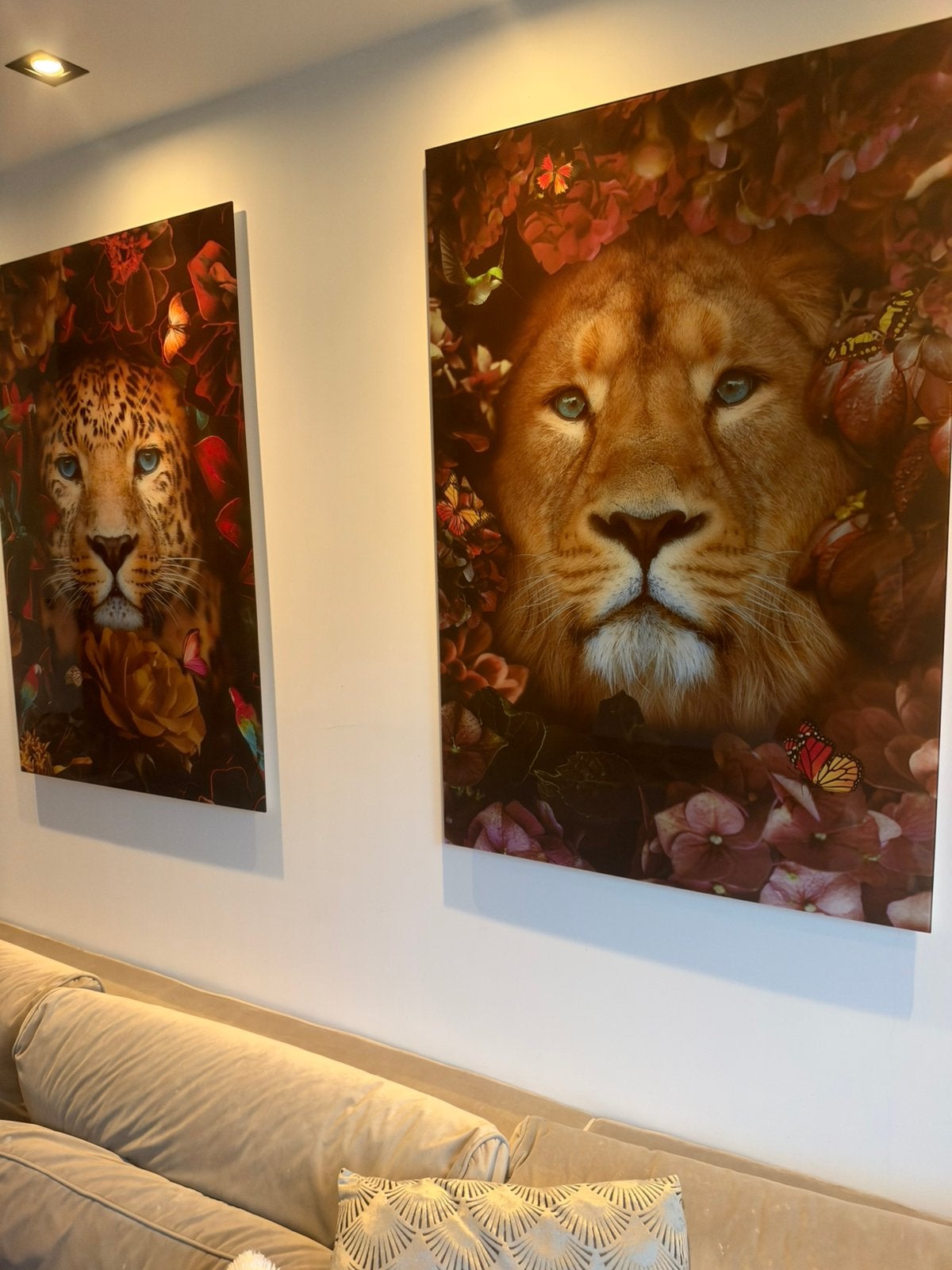 twee glazen wanddecoraties met een luipaard en leeuw, Ophalen