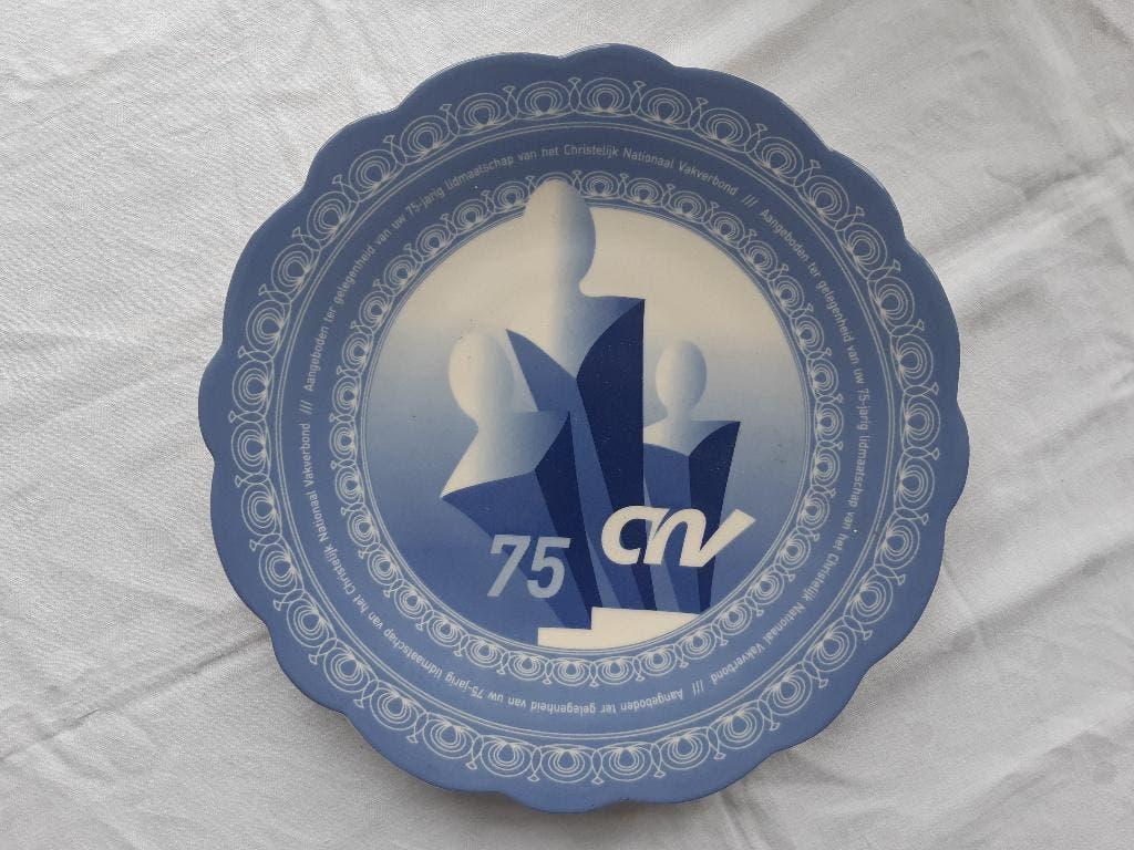 Schoonhoven: delftsblauw wandbord 75 jaar lid CNV-vakbond, Ophalen of Verzenden