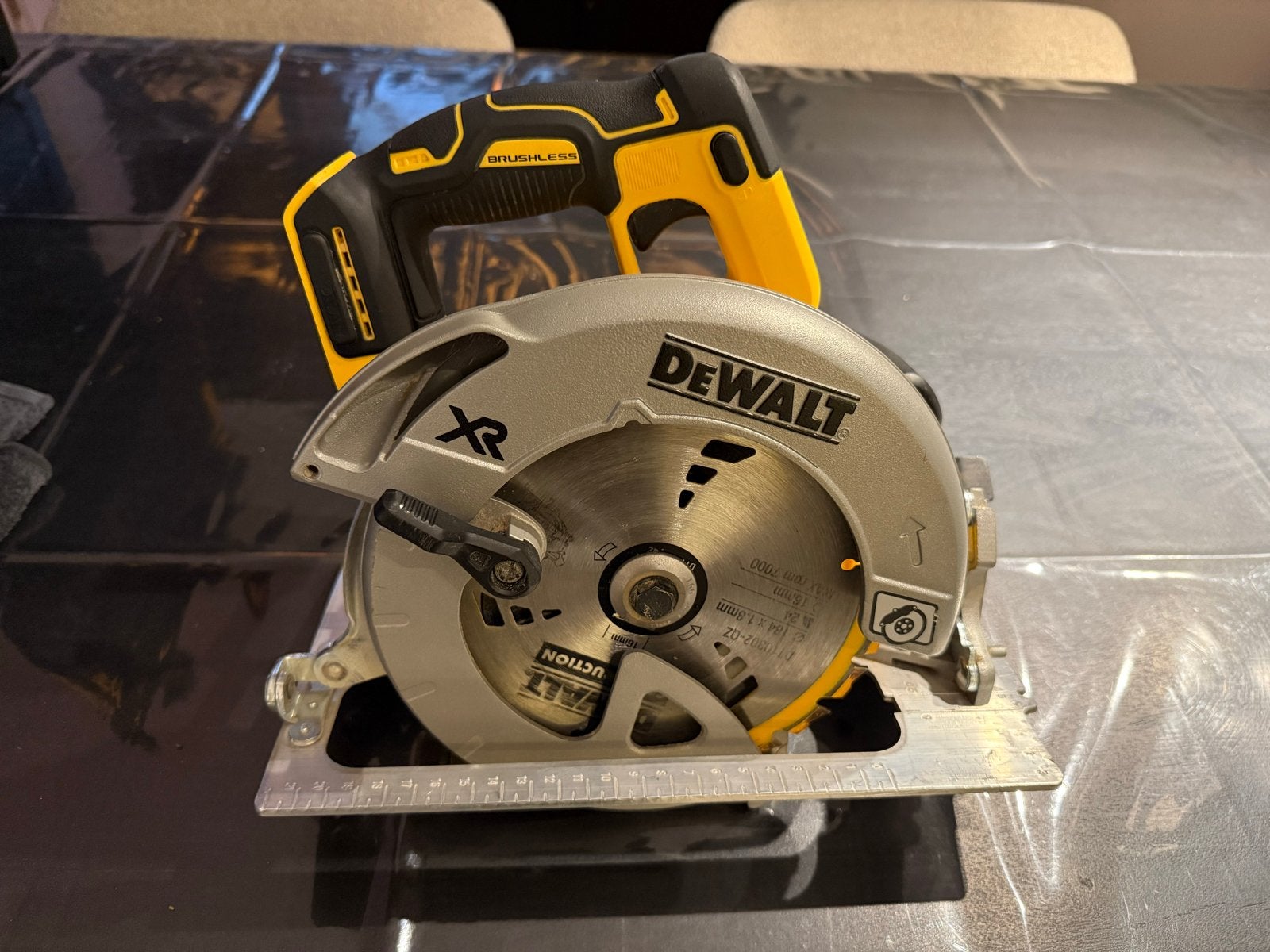 DeWalt XR Cirkelzaag DCS570 met 18V 5.0Ah accu, Doe-het-zelf en Verbouw, Gereedschap | Zaagmachines, Cirkelzaag, 70 mm of meer