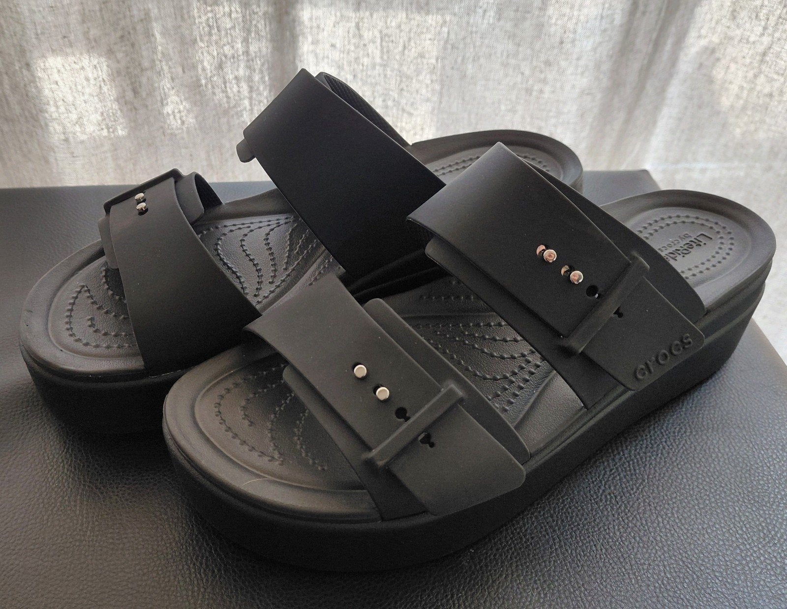 Crocs Brooklyn Buckle Low Wedge, Kleding | Dames, Schoenen, Zo goed als nieuw, Sandalen of Muiltjes, Zwart, Ophalen