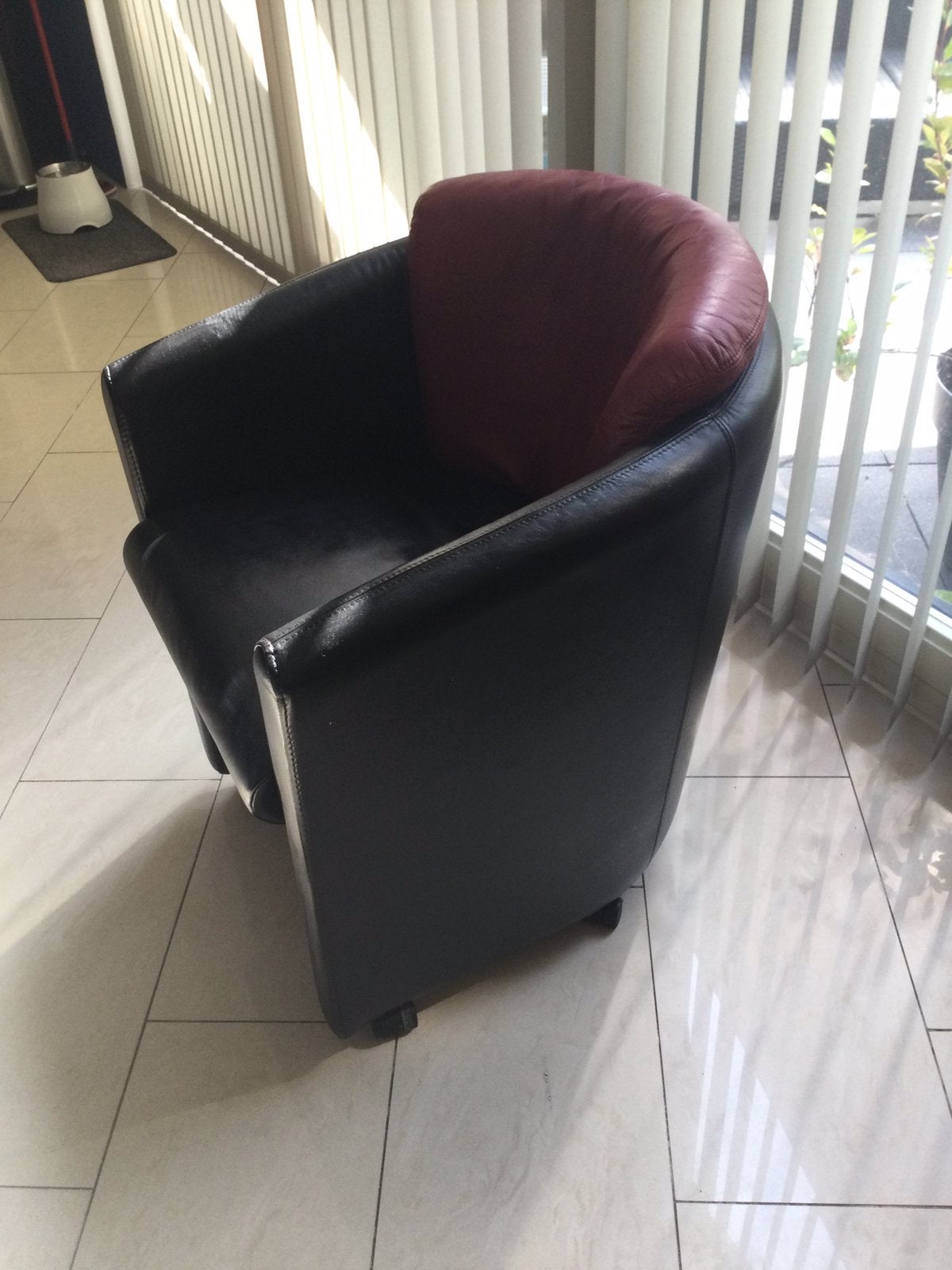 Leolux fauteuils , 2 X in zwart met rood leder., Ophalen of Verzenden, Zo goed als nieuw, 75 tot 100 cm