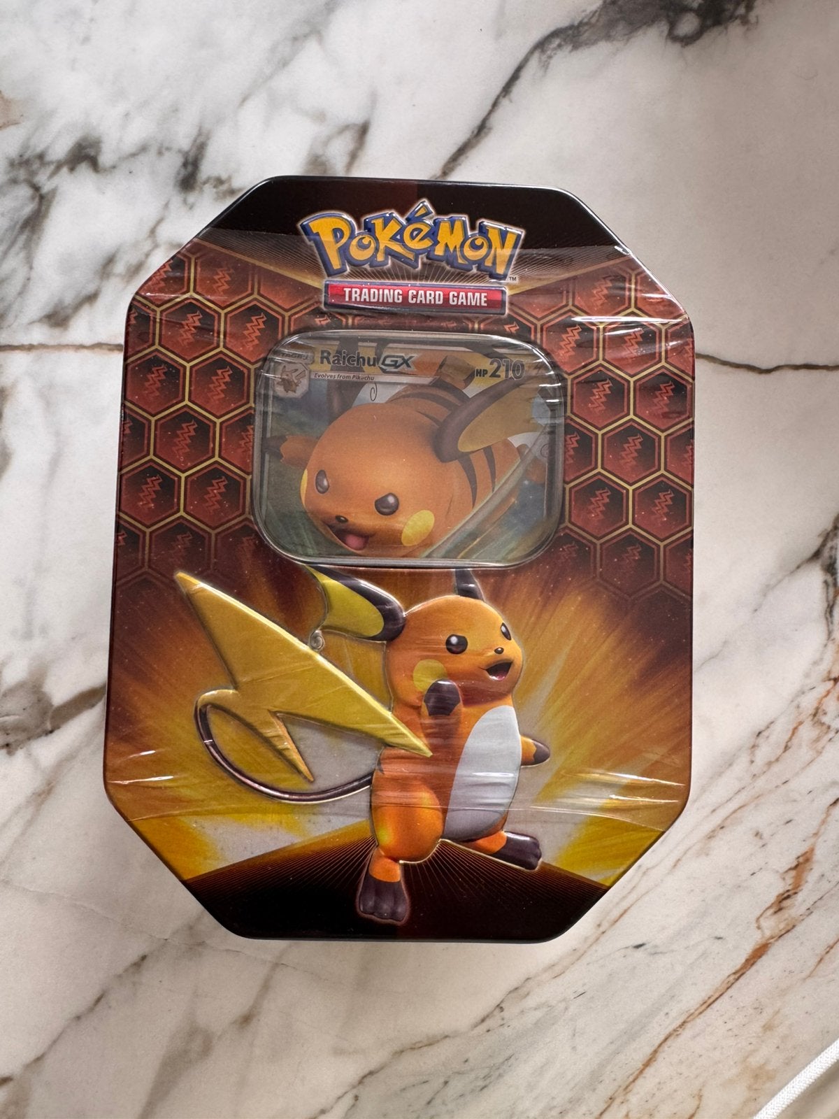 Raichu gx Tin - Hidden Fates - Pokémon - Engels, Hobby en Vrije tijd, Ophalen of Verzenden, Zo goed als nieuw, Boosterbox, Foil