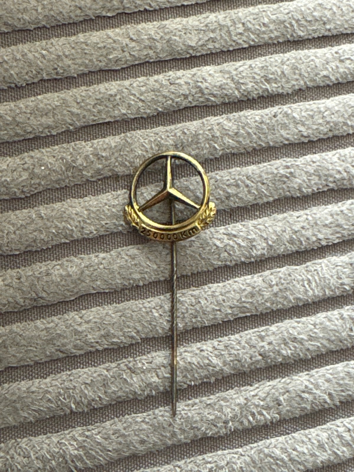 Zilveren Mercedes speld 835 gold plated 250.000 KM, Verzamelen, Ophalen, Gebruikt