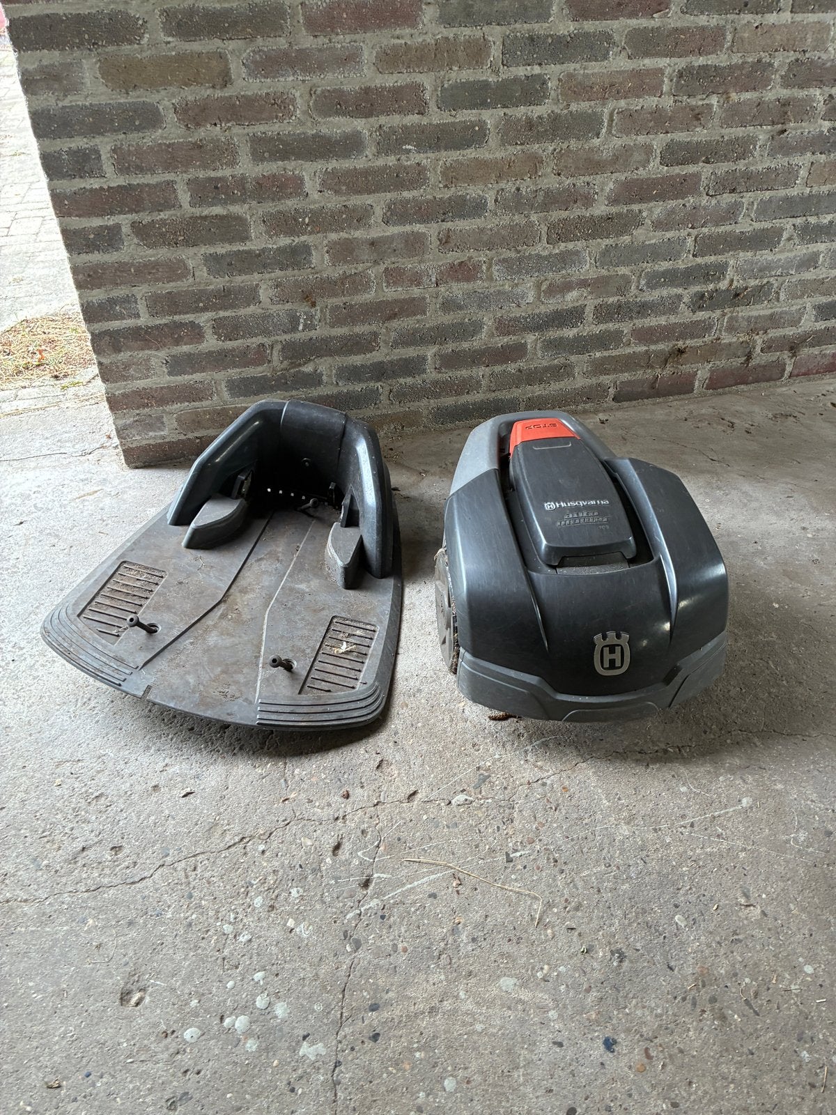 Husqvarna Automower 310 robotmaaier met laadstation, Ophalen, Gebruikt, 20 tot 25 cm, Bestuurbaar via app