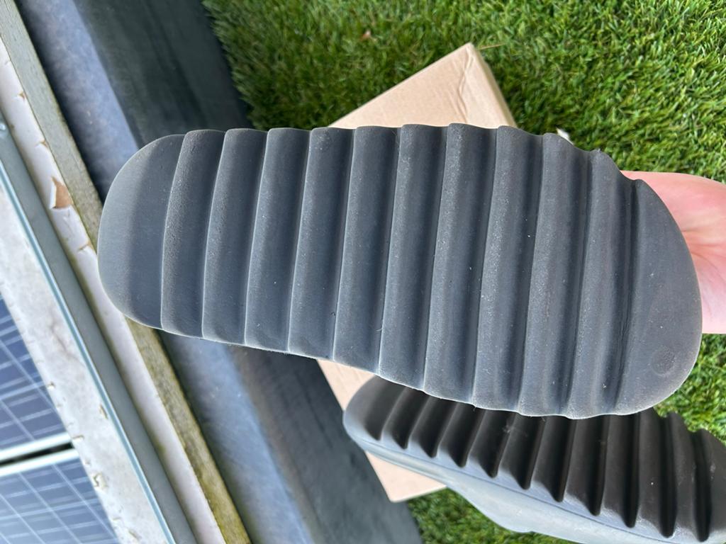 Adidas Yeezy Slide 'Onyx' - Maat 44.5, Kleding | Heren, Schoenen, Slippers, Zwart, Ophalen of Verzenden, Zo goed als nieuw