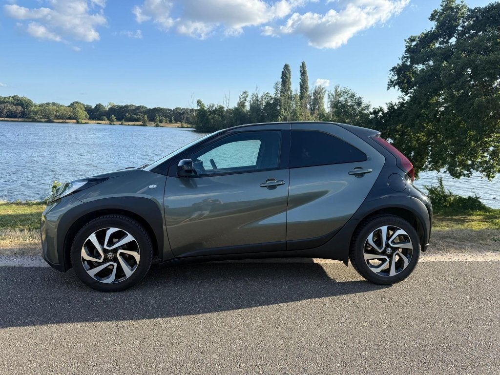 Toyota Aygo X 1.0 Pulse 2023 Bi-Tone met o.a. Apple Carplay, Auto's, Dealer onderhouden, 4 stoelen, Aygo X, Grijs