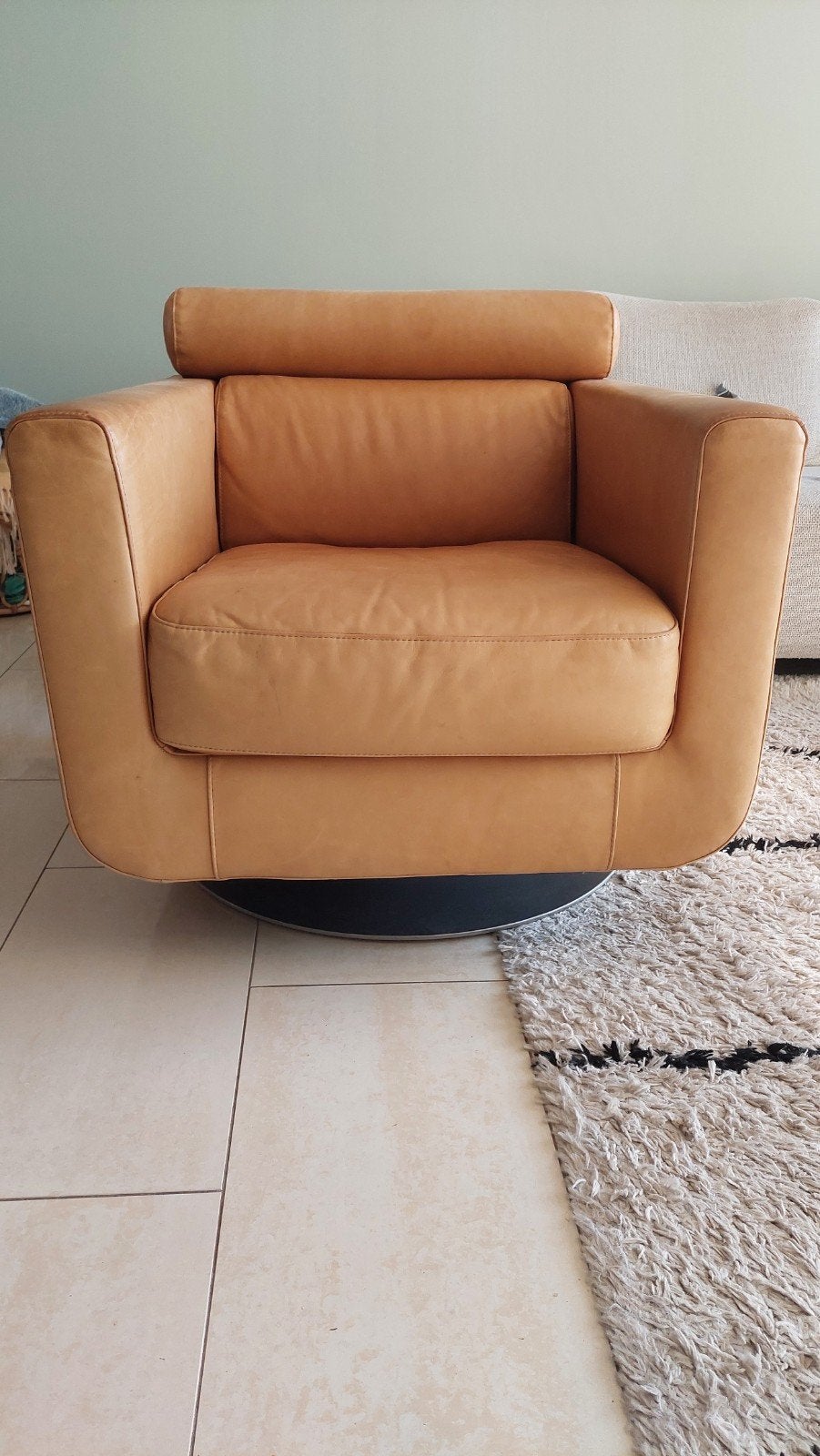 cognac kleurige draaifauteuil van Natuzzi, Ophalen, Gebruikt, 50 tot 75 cm, Leer