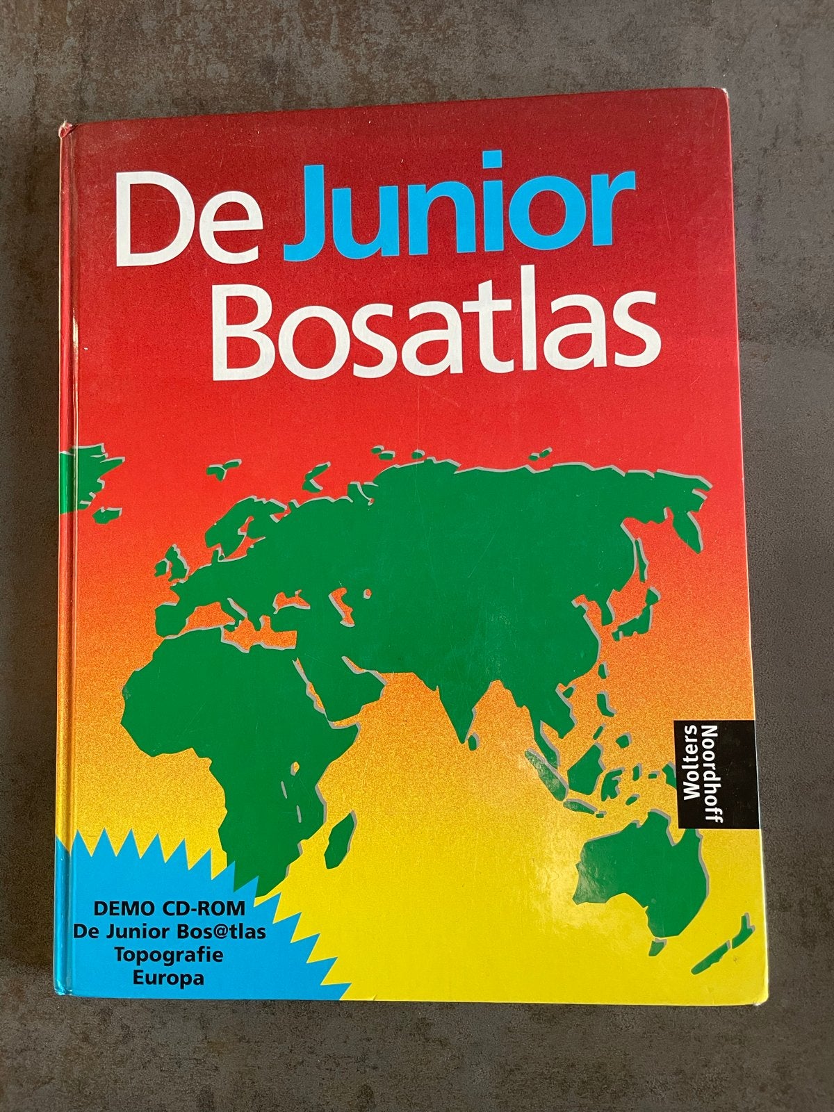 De Junior Bosatlas zonder CD-ROM - Wolters Noordhoff, Boeken, Atlassen en Landkaarten, Gelezen, Bosatlas, 2000 tot heden, Ophalen of Verzenden