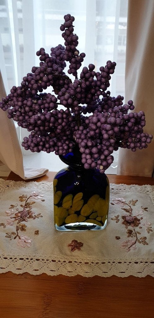 Dikke glazen vaas met paarse kunstbloemen – complete set, Blauw, 30 cm, Inclusief decoratie, Ophalen of Verzenden