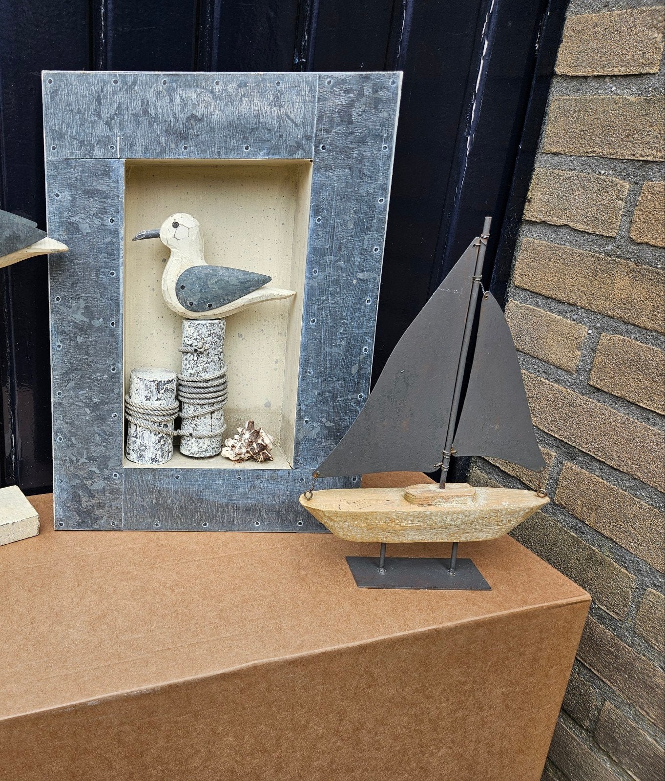 Decoratieve set: Zeemeeuw in lijst en zeilboot, Hout, Gebruikt, Meerkleurig, Overige stijlen