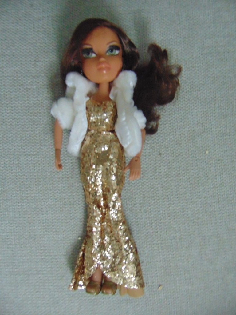 Bratz Movie Starz Yasmin gouden glitterjurk en witte bontjas, Verzamelen, Poppen, Ophalen of Verzenden, Zo goed als nieuw, Pop