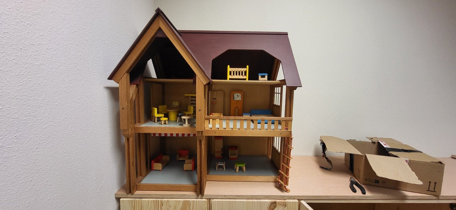Houten poppenhuis

Groot houten poppenhuis va, Kinderen en Baby's, Ophalen, Gebruikt, Poppenhuis