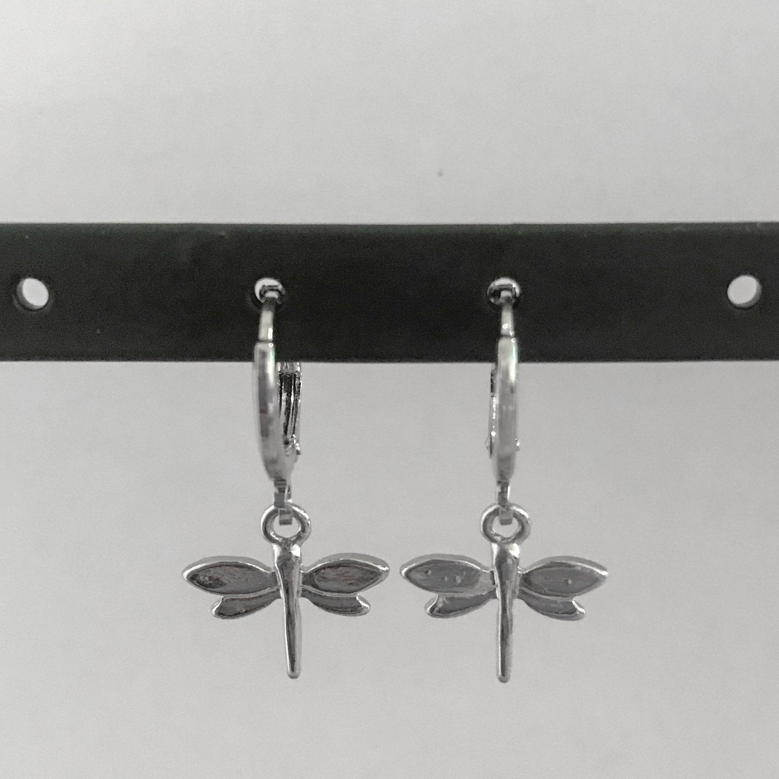 Nieuwe zilverkleurige oorbellen met libelle hangers, Ophalen of Verzenden, Nieuw, Zilver, Hangers