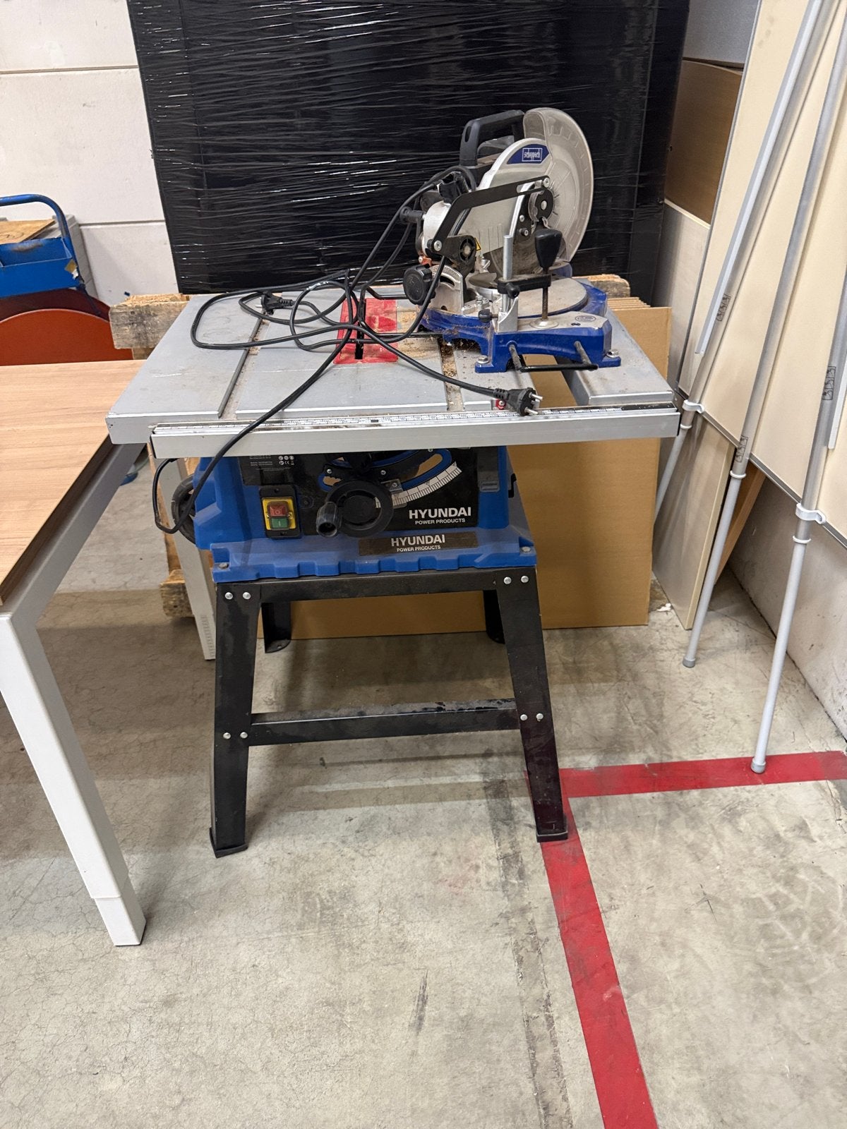 Tafel en verstekzaag met onderstel, Ophalen, Gebruikt, 600 tot 1200 watt, Afkortzaag