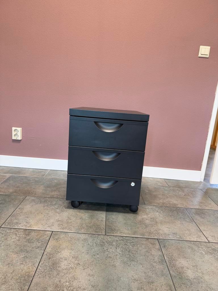 Zwarte ladekast op wieltjes met slot - 4 stuks beschikbaar, Huis en Inrichting, Kasten | Ladekasten, Ophalen, Minder dan 50 cm