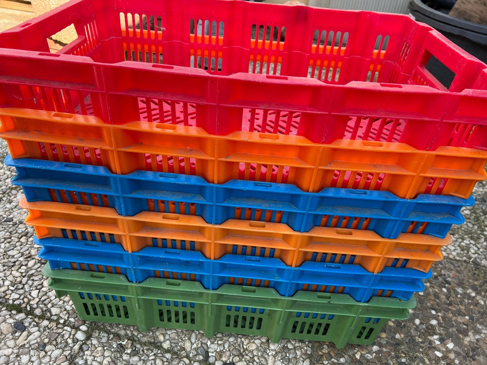 Stevige Stapelbare kratten in diverse kleuren, Gebruikt, 40 tot 60 cm, 50 tot 75 cm, Minder dan 35 cm