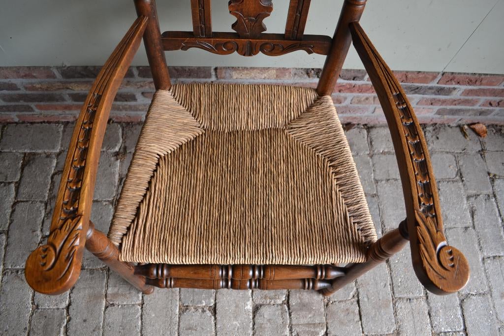 Prachtige antieke eiken stoel, fauteuil met biezen zitting., Verzenden