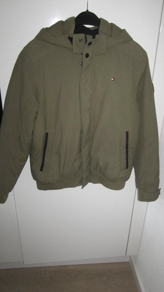 Tommy Hilfiger winterjas met afneembaar capuchon maat 164., Ophalen of Verzenden, Jongen, Jas, Tommy Hilfiger