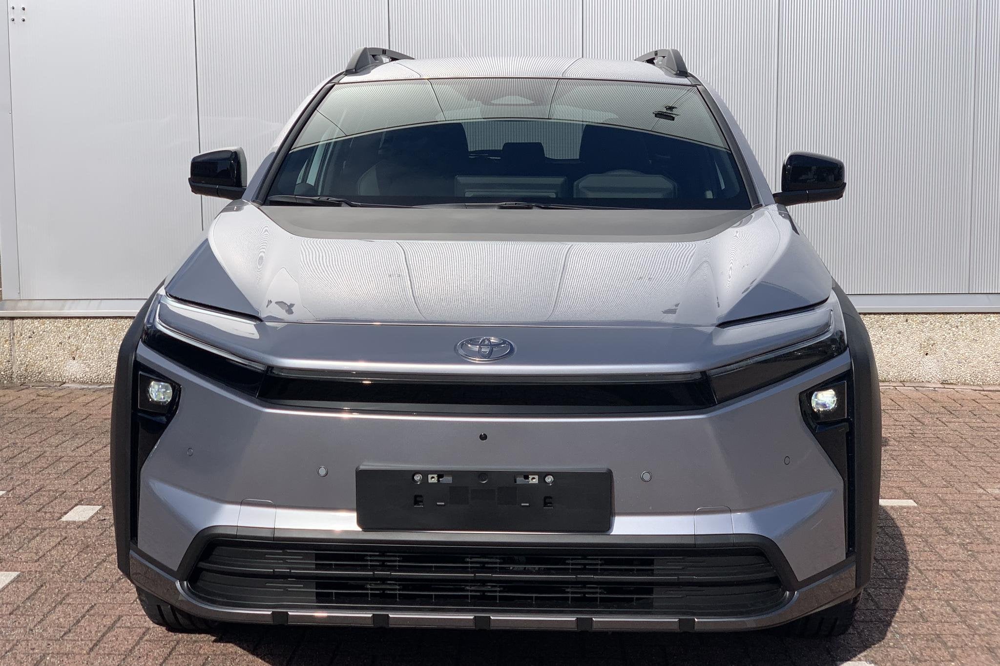 Toyota bZ4X Touring Dynamic Limited Edition 75 kWh / Nu met, Auto's, Zwart, 591 km, Leder en Stof, 456 min