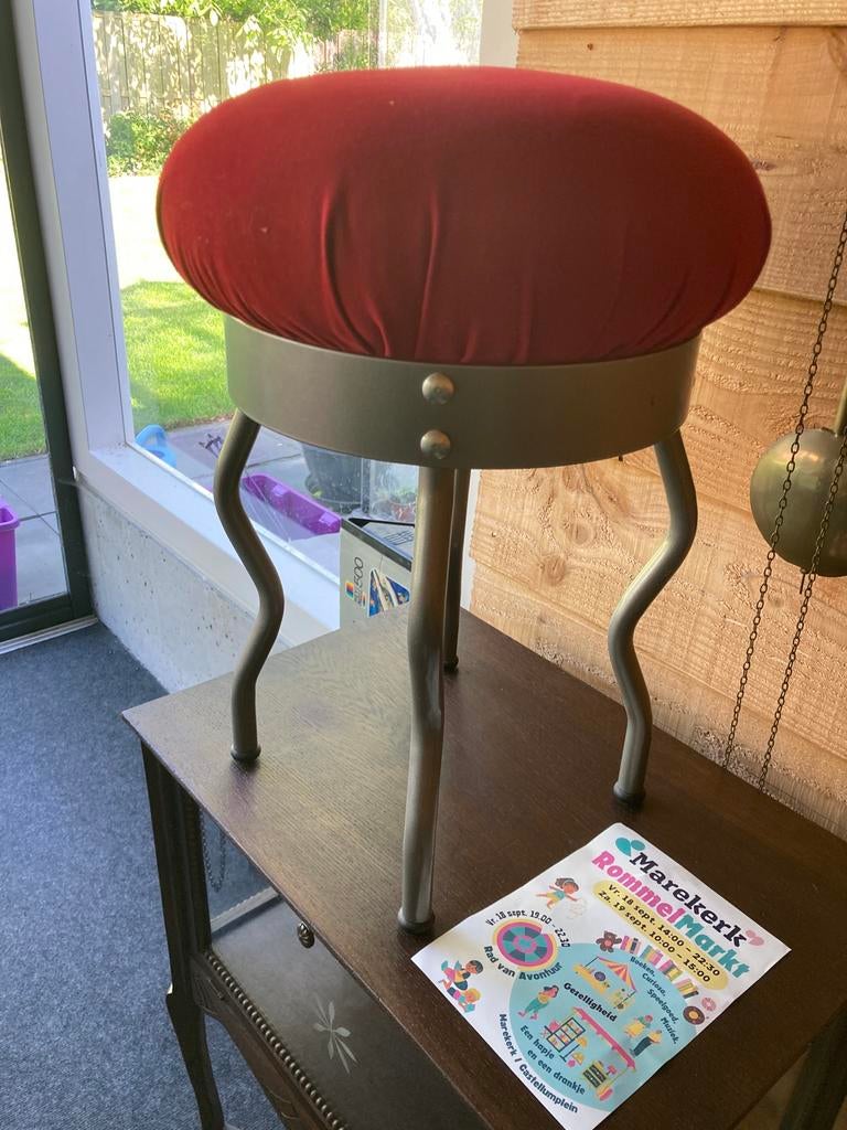 Vintage krukje met rood fluwelen zitting - 50 cm hoog, Ophalen, Gebruikt, IJzer