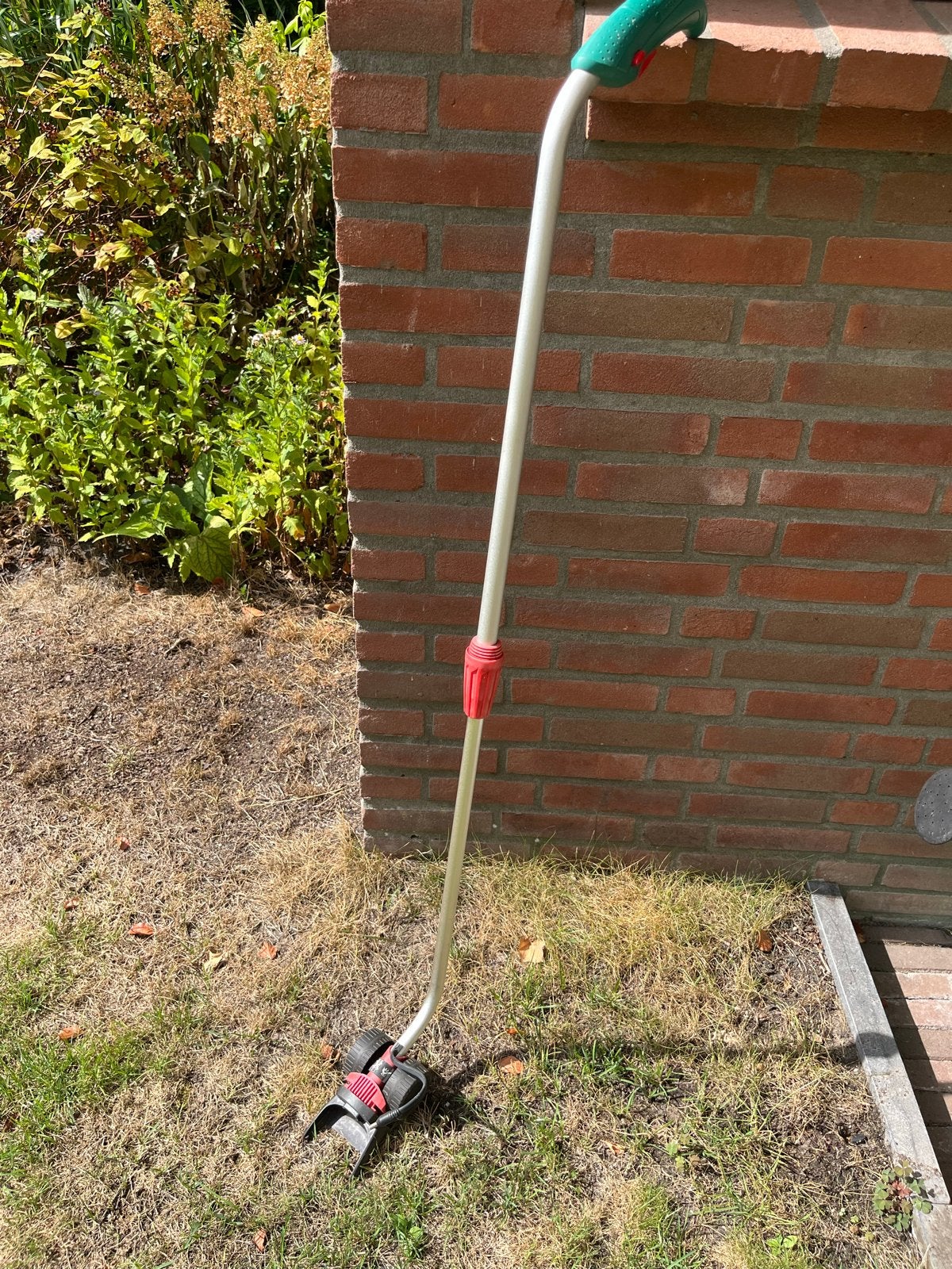 Bosch houder voor grastrimmer met wielen - Elektrisch, Tuin en Terras, Grastrimmers, Ophalen, Gebruikt, 10 tot 30 cm, Elektrisch