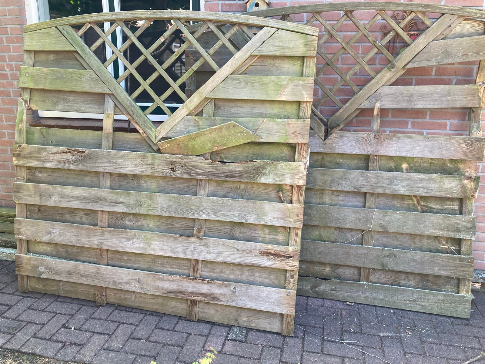 Gratis af te halen: 2 schuttingpanelen (reparatie nodig), Ophalen, Minder dan 3 meter, Hout, 1 tot 2 meter