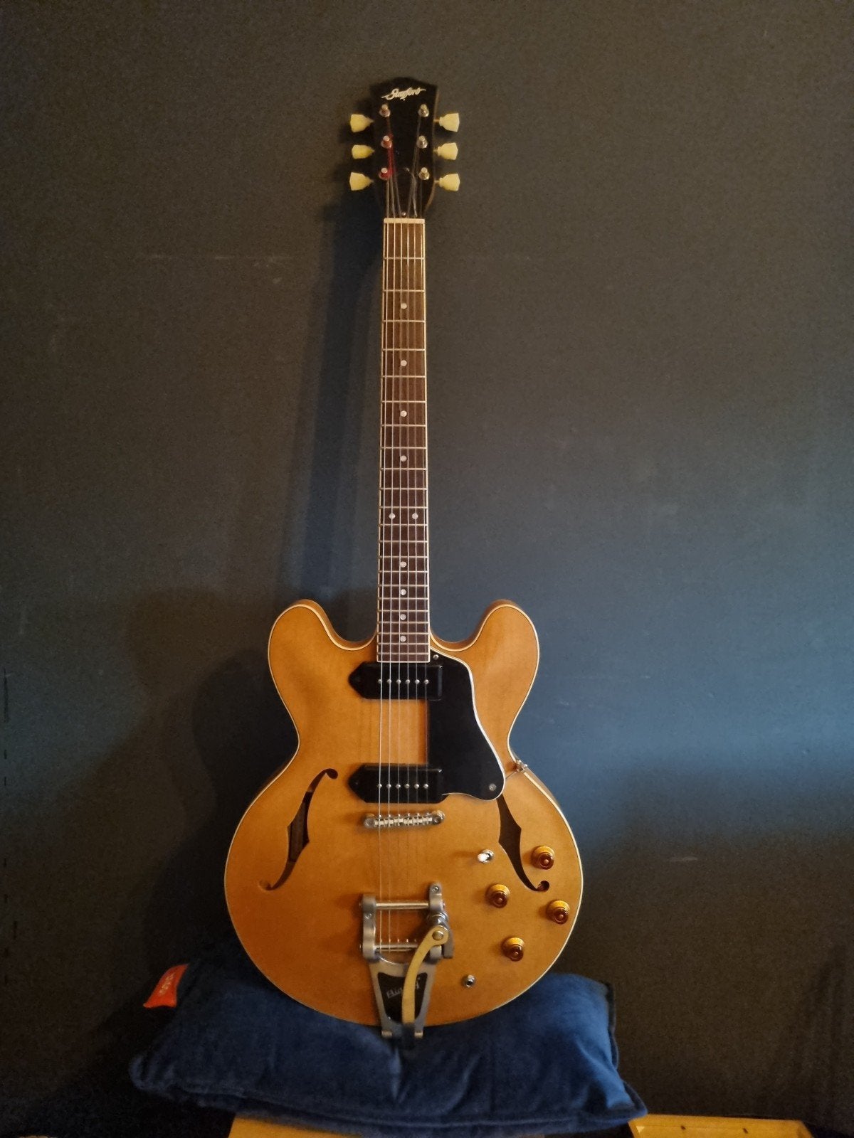 Stanford Hollow Body met lollar P90 elementen en Bigsby, Ophalen of Verzenden, Zo goed als nieuw, Hollow body, Gibson