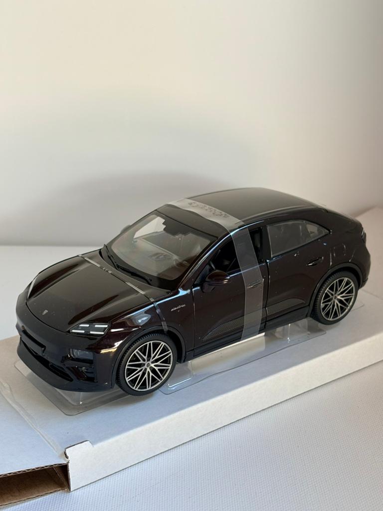 Bburago Porsche Macan Turbo Electric - Nieuw modelauto