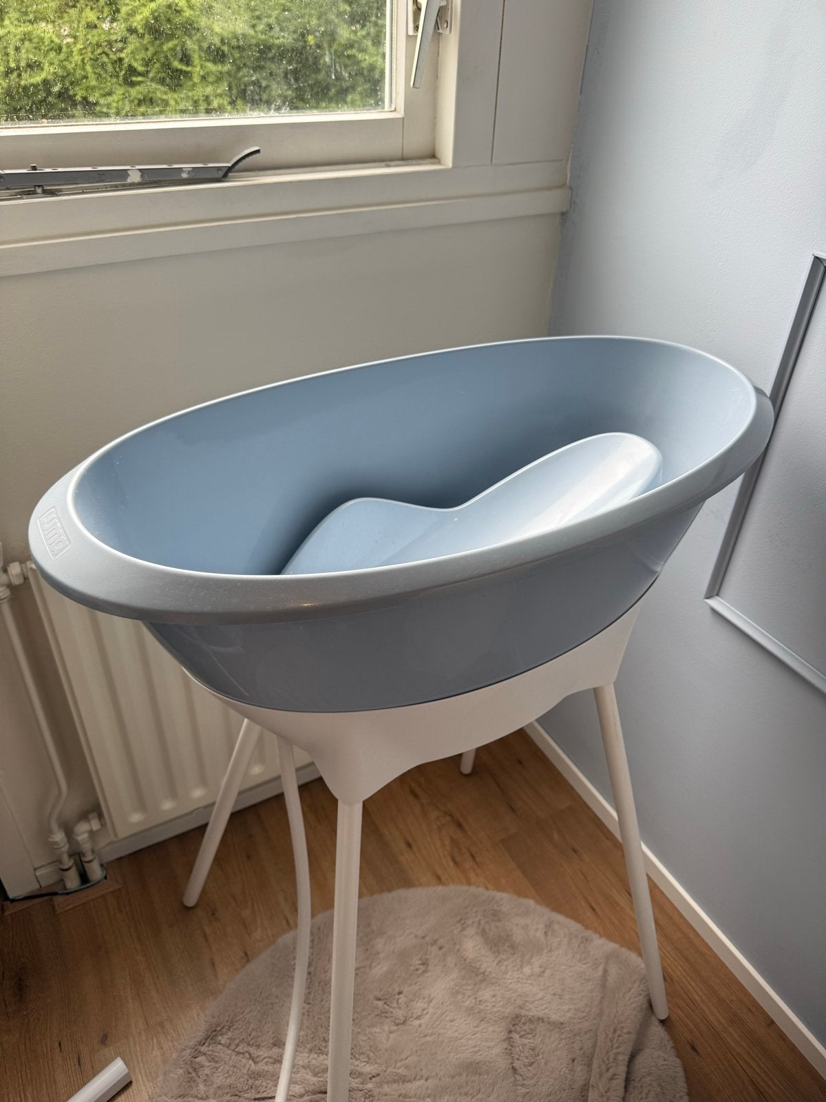 Luma bad met standaard en badzitje, Kinderen en Baby's, Badjes en Verzorging, Zo goed als nieuw, Badje, Standaard, Ophalen