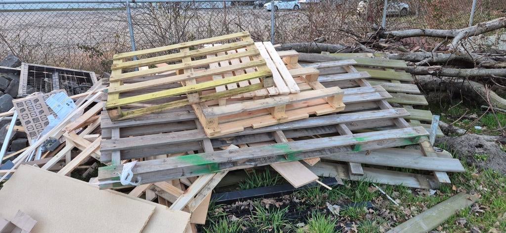 Gratis stookhout: Pallets, balken, latten, Tuin en Terras, Haardhout, 3 tot 6 m³, Ophalen of Verzenden, Overige houtsoorten, Blokken