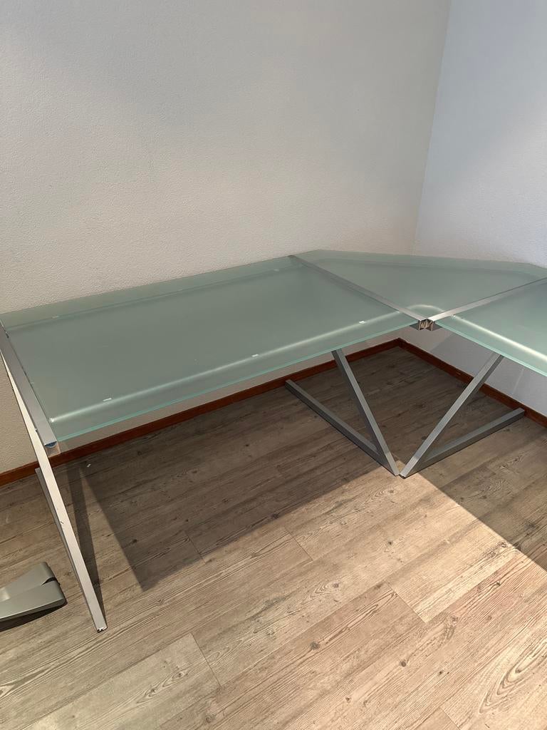 Hoekbureau met glazen blad en metalen frame, Huis en Inrichting, Bureaus, Gebruikt, Hoekbureau, Ophalen of Verzenden, Overige merken