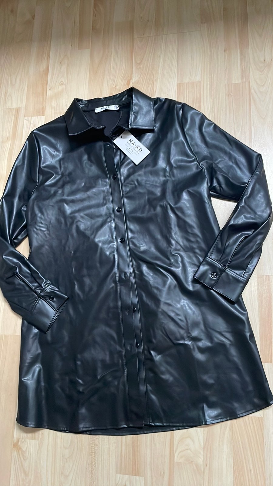 Nieuw zwart leer look jurk maat M NA-KD, Kleding | Dames, Ophalen of Verzenden, Nieuw, Zwart, Boven de knie