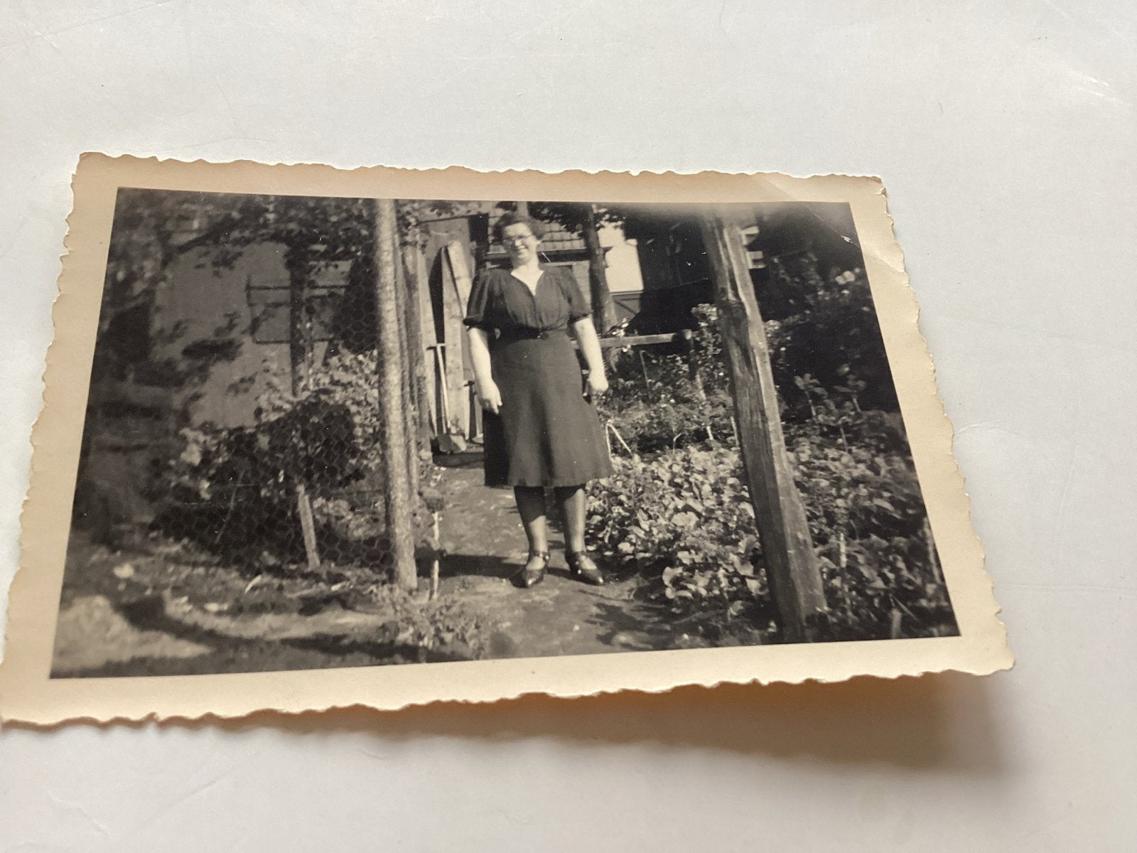 Vintage foto: Vrouw in tuin, oktober '44.   6x9 cm, Gebruikt, Foto, Ophalen of Verzenden, Voor 1940