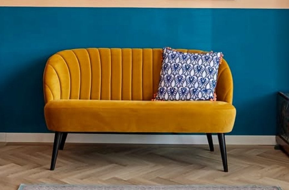 Velvet okergeel schelpbankje, Huis en Inrichting, Ophalen, Tweepersoons, 75 tot 100 cm, Zo goed als nieuw