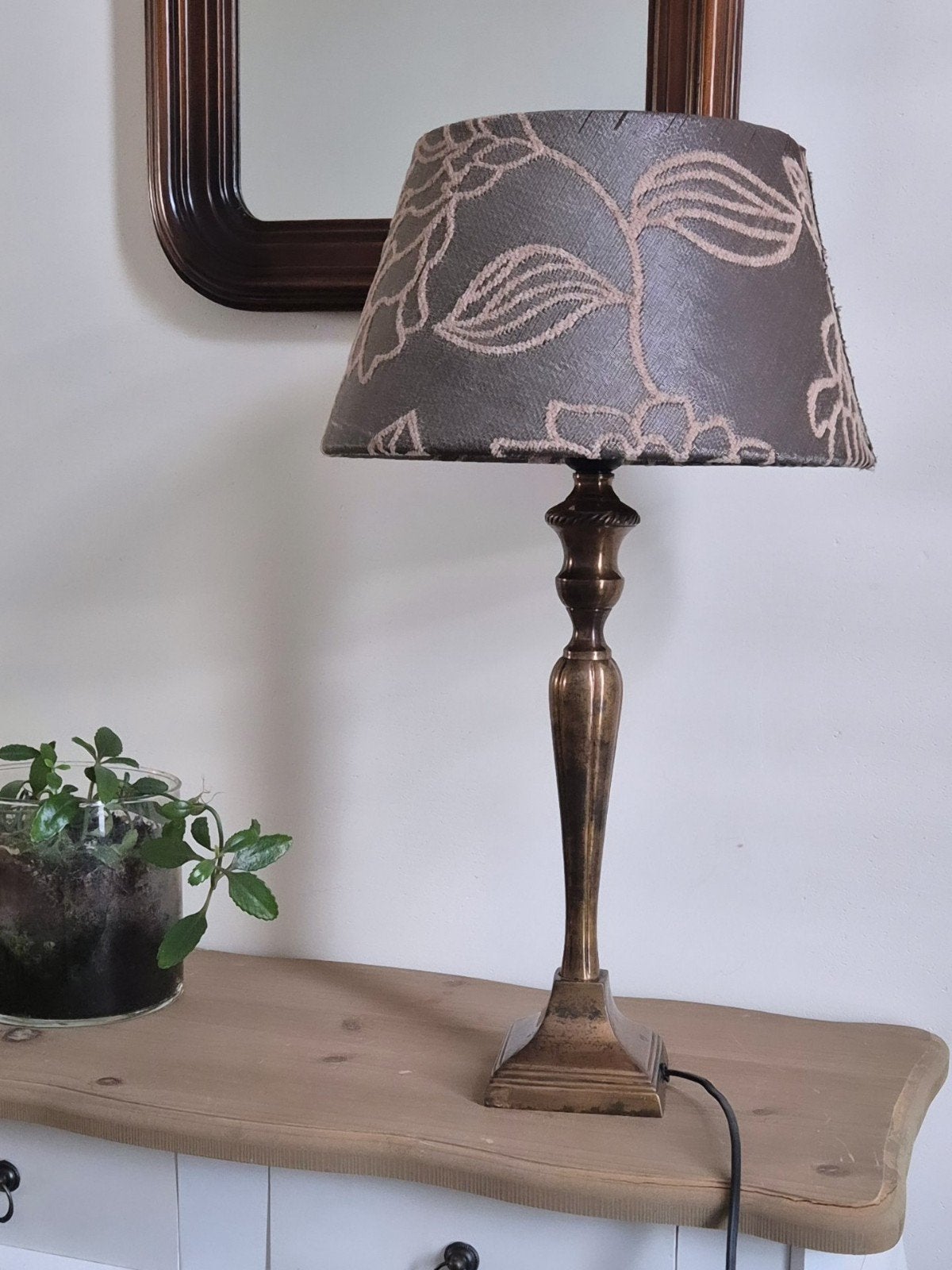 Klassieke tafellamp met messing voet en bloemenkap, Ophalen of Verzenden